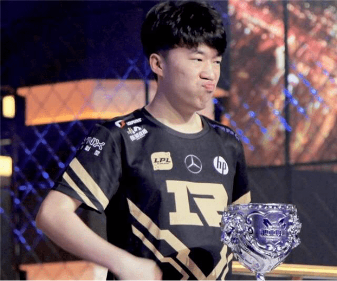 贡献接近三 贡献接近三